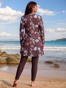 Swim Mulvari Conjunto de traje de baño de playa con top de manga larga con cremallera y media abertura y pantalones con estampado aleatorio, talla grande - Café integral - Ver 2
