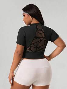 SHEIN Sports Kaos Olahraga Kasual Serbaguna untuk Perjalanan Sehari-hari, Wanita Ukuran Plus dengan Motif Jala dan Patchwork - Hitam - View 2