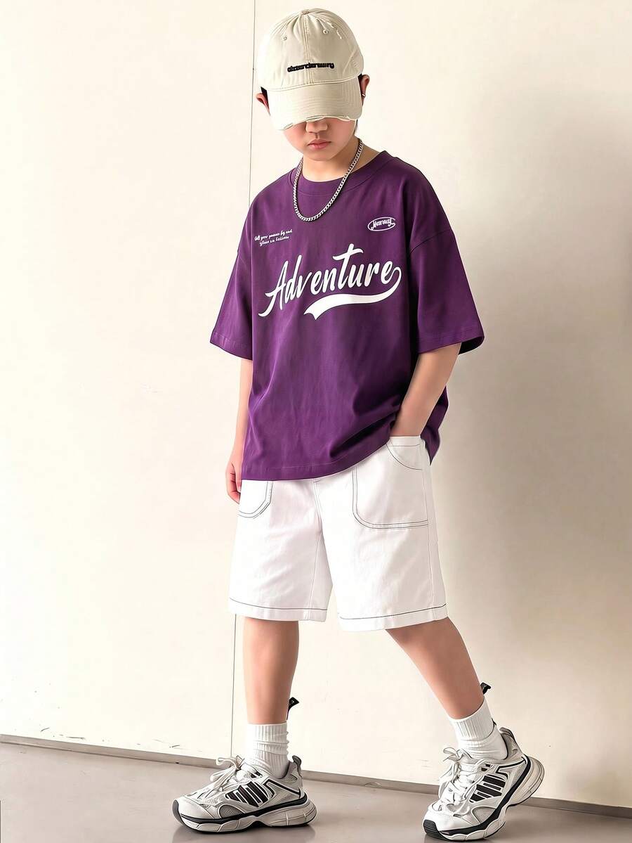 青少年男孩2件套，紫色短袖字母印花T恤與白色口袋短褲，韓系極簡街頭風，夏季城市度假休閒穿搭