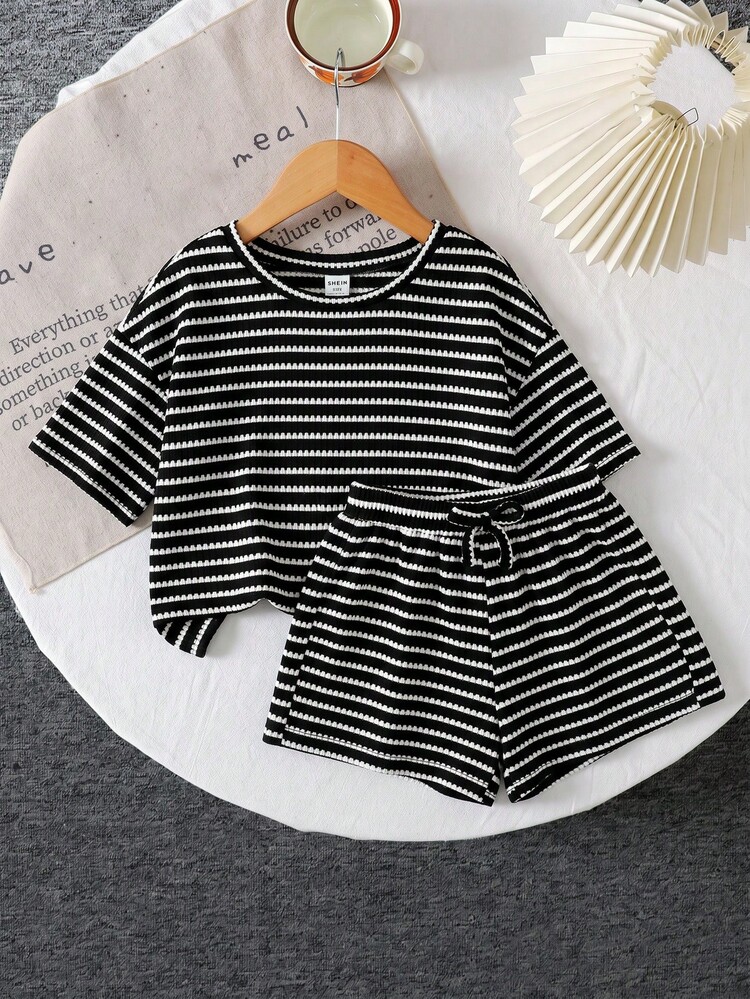 SHEIN 女童休閒簡約舒適圓領短袖條紋短褲兩件套 - 黑與白 - 查看 7
