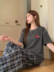 DAZY 2件組女款夏季馬尾裝飾寬鬆對比色拼接T恤與格紋睡褲家居服套裝 - 深灰色 - 查看 5