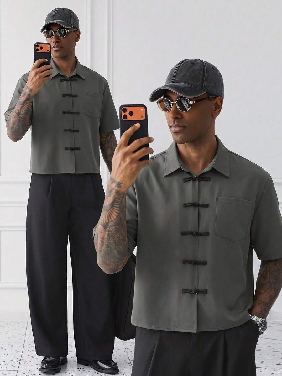 Manfinity CasualCool 男士純色青蛙鈕扣短袖襯衫,單口袋經典款,適合正式或休閒場合,休閒度假、用餐聚會、極簡辦公、居家休閒穿著,百搭自用或送禮給朋友,熱銷舒適面料青蛙鈕扣襯衫 - 深灰色 - 查看 1