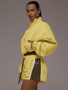 Musera Sport 高领短款轻薄运动外套，适合运动健身、健身房、普拉提、日常休闲穿着，适合运动出汗等场合。 - Butter Yellow - 查看 4