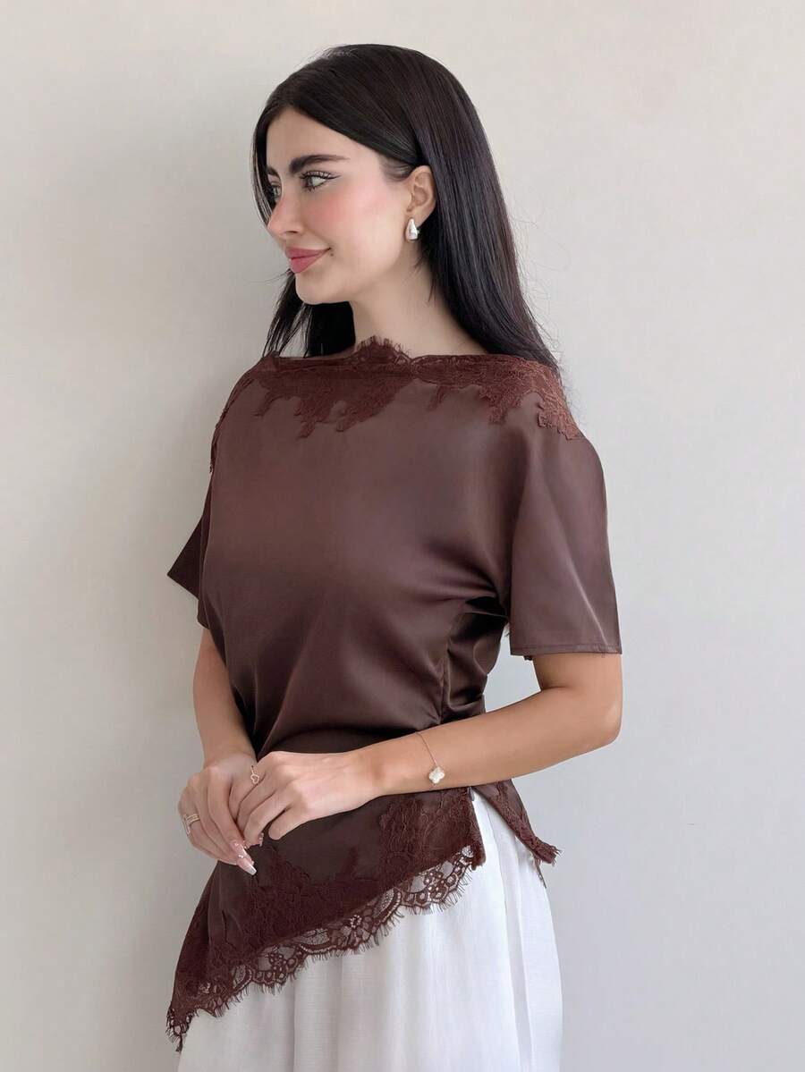 Yasmeen Edit Yasmeen Edit ملابس علوية نسائية للتنقل بكتف مجعد مع رقعة دانتيل، توب صيفي بني - بني - مشاهدة 1