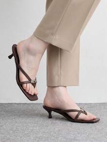 CUCCOO BIZCHIC 女款春夏新款棕色細條金屬扣開頭夾腳中跟涼鞋拖鞋，簡約時尚舒適 - 咖啡棕 - 查看 4