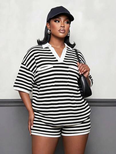 Slaydiva Primavera/Verano Nuevo: Pascua, Estilo Occidental, Básico Versátil Casual, Adecuado para Uso Diario, Textura de Punto Básico Versátil Tela a Rayas Negras y Blancas: Camiseta Holgada de Manga Corta con Cuello en V (Con Bolsillo) y Pantalones Cortos Ajustados. Conjunto de 2 Piezas para Mujer Talla Grande