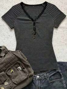 Sparklyn 復古歐美 Y2K 風格條紋插肩袖 T 恤，青少年女孩款，夏季新款，V 領，鈕扣開襟 - 彩色 - 查看 1