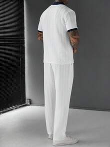 Manfinity CasualCool 男士針織提花短袖 Polo 衫與純色長褲套裝，提花圖案短袖 Polo 衫套裝，休閒日常通勤風格 - 白色 - 查看 2