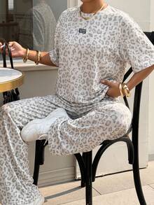 SHEIN EZwear 大码女式休闲豹纹落肩宽松T恤和阔腿裤套装，适合春夏、度假和日常通勤 - 彩色 - 查看 1