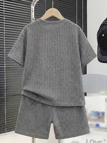 SHEIN 兒童小男孩休閒街頭風運動舒適時尚極簡圓領短袖T恤與短褲套裝，適合通勤、上學、日常休閒、外出、運動、春/夏、度假，兩件套 - 彩色 - 查看 3