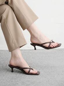 CUCCOO BIZCHIC 女款春夏新款棕色細條金屬扣開頭夾腳中跟涼鞋拖鞋，簡約時尚舒適 - 咖啡棕 - 查看 5