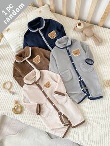 SHEIN 4件組隨機款 秋冬雙面法蘭絨新生兒連身衣 家居服 可愛熊貼布對比色滾邊設計 裝飾下擺口袋 棕色杏色皇家藍灰色 柔軟舒適長袖無腳套連身衣 冬季衣物 - 彩色 - 查看 1