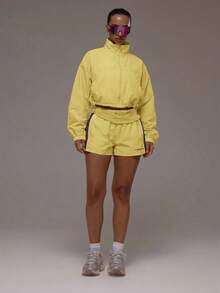 Musera Sport 高领短款轻薄运动外套，适合运动健身、健身房、普拉提、日常休闲穿着，适合运动出汗等场合。 - Butter Yellow - 查看 3