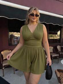 SHEIN MOD Mono corto con cuello en V y cintura fruncida en verde oliva para mujeres de talla grande - Verde militar - Ver 3