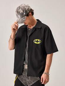Strevion BATMAN Kemeja Lengan Pendek Kasual Sederhana Pria dengan Logo - Hitam - View 4
