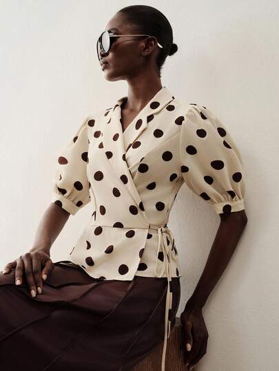 Aveloria Modichic Sommer/Herbst Übergang Beige & Schwarz Kontrast Polka Dot Muster Reverskragen Wickel Taille Schleife Bindung Regenschirm Saum kurze Puffärmel Damen Bluse Top, exquisit elegant romantisch Vintage französischer Luxus klassisch Party Pendeln lässig vielseitig