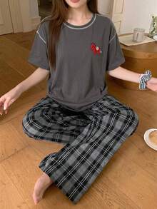 DAZY 2件組女款夏季馬尾裝飾寬鬆對比色拼接T恤與格紋睡褲家居服套裝 - 深灰色 - 查看 4