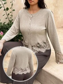 SHEIN Frenchy 大尺碼優雅 T-shirt，蕾絲飾邊下擺，性感上衣，米色，秋季服飾，圓領長袖針織，約會之夜、早午餐、派對、雞尾酒會、夜店 - 卡其色 - 查看 4