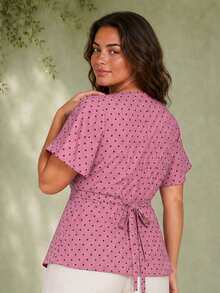 ELLERISSA Blusa de talla grande color rojo violeta con lunares, cuello en V, botones delanteros, lazo en la espalda y mangas volantes - Rojo violeta - Ver 2