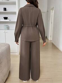 SHEIN طقم كاجوال للحوامل من قطعتين بلون سادة، قميص بأكمام طويلة مع عقدة عند الخصر وبنطال، للخريف والشتاء - بني - مشاهدة 5
