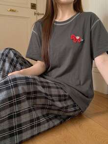 DAZY 2件組女款夏季馬尾裝飾寬鬆對比色拼接T恤與格紋睡褲家居服套裝 - 深灰色 - 查看 1