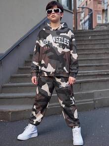 SHEIN 2件組兒童青少年男孩休閒日常百搭舒適迷彩印花連帽衛衣寬鬆套頭長袖運動衫與寬鬆慢跑運動長褲針織運動套裝 - 軍綠色 - 查看 3