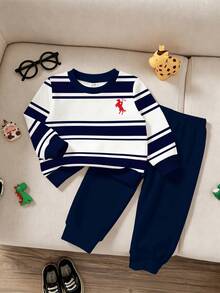SHEIN Playful Pals 2件組男孩套裝，條紋長袖上衣配紅色馬刺繡，搭配深藍色慢跑長褲，柔軟寬鬆版型，適合日常穿著 - 彩色 - 查看 3