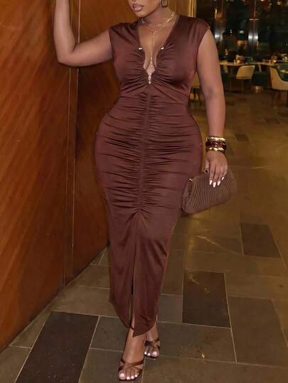 Slaydiva Spring/Early Autumn New Arrival: Elegant & Sexy Solid Brown Knit Elastic Fabric Metal Curved Decor Hollow Neckline Low Neckline Ruched High Slit Plus Size Women's Long Dress Cocktail Dress Suitable For Wedding, Graduation Ceremony, Friends Gathering, Elegant Party, Airport Outfit, Holiday, Best Friend Dinner And Various Occasions