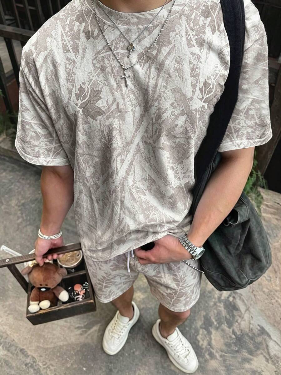 Manfinity Dauomo 夏季戶外穿搭 男士休閒短袖T恤短褲套裝 風景畫與枯葉印花圖案 舒適面料 日常穿著 運動休閒度假 - 彩色 - 查看 1