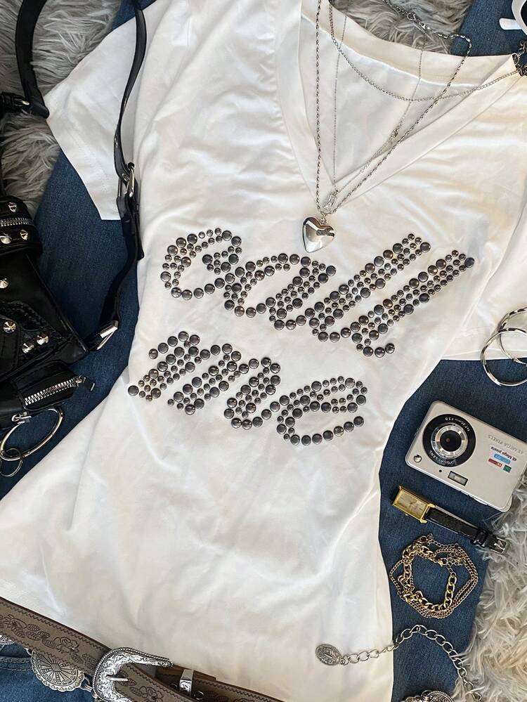 IslaSuriya Kaos Wanita Y2K dengan Hiasan Rhinestone Tebal dan Desain Hot Stamping, Model Seksi dengan Potongan V Dalam, Era 2000-an - MultiWarna - View 3