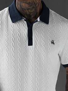 Manfinity CasualCool 男士針織提花短袖 Polo 衫與純色長褲套裝，提花圖案短袖 Polo 衫套裝，休閒日常通勤風格 - 白色 - 查看 4
