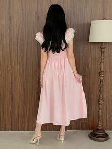 Yasmeen Edit Yasmeen Edit Gaun Wanita Warna Pink Muda dengan Detail Renda dan Bahu Terbuka, Gaun Pesta Teh Gaya Pondok Musim Panas, Gaun Tamu Pernikahan Elegan, Gaun Pesta Kebun dengan Potongan Ramping - Berwarna merah muda - View 2