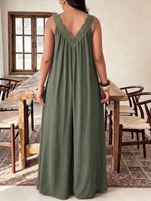 SHEIN LUNE CURVE 大尺碼夏季時尚性感蕾絲飾邊V領寬鬆涼爽連身褲度假風休閒連身褲 - 軍綠色 - 查看 2