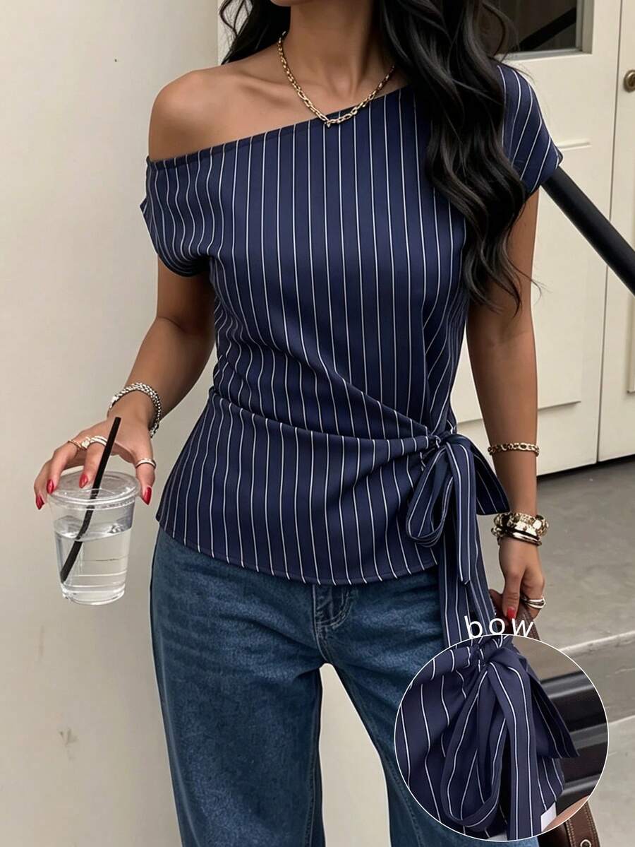 Modelyn 女款條紋不對稱領口休閒上衣