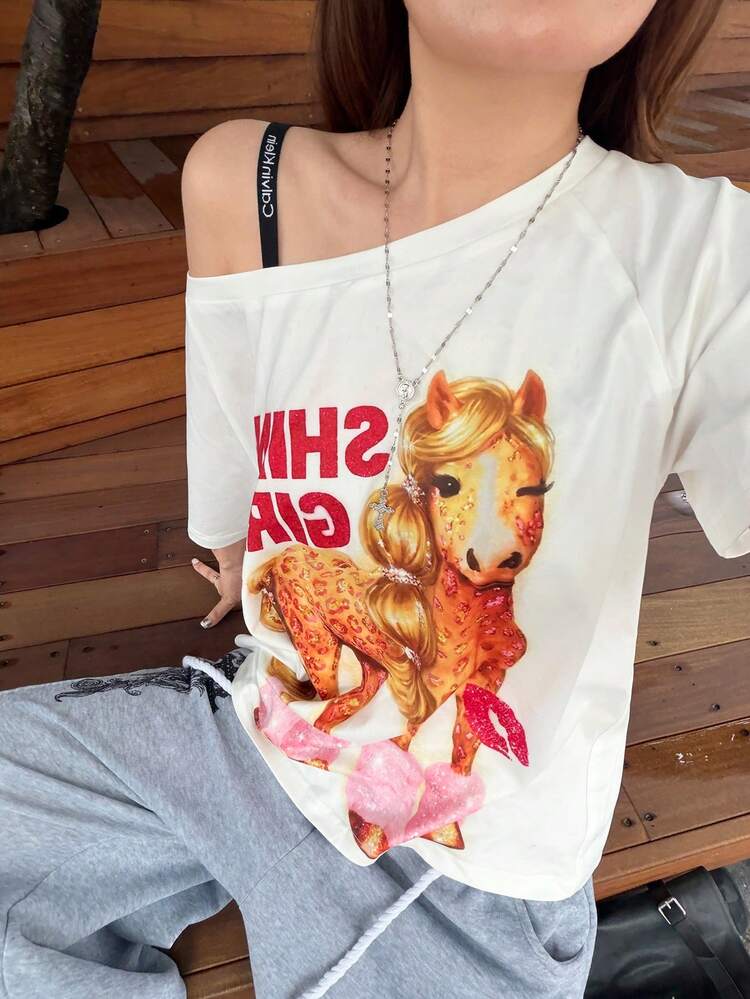 K-Vae 女款甜酷風豹紋小馬圖案不對稱單肩T恤，寬鬆短袖休閒顯瘦百搭上衣 - 白色 - 查看 3