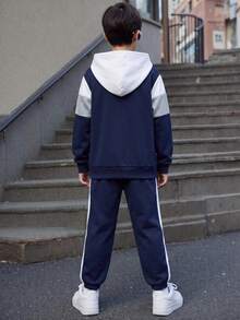 SHEIN 兒童青少年男孩服飾 男孩連帽衫 男孩運動長褲 配色連帽衫與運動長褲兩件套 高 CP 值 適合通勤、上學、日常休閒、大學、旅行、運動 秋冬款 - 寶藍色 - 查看 2