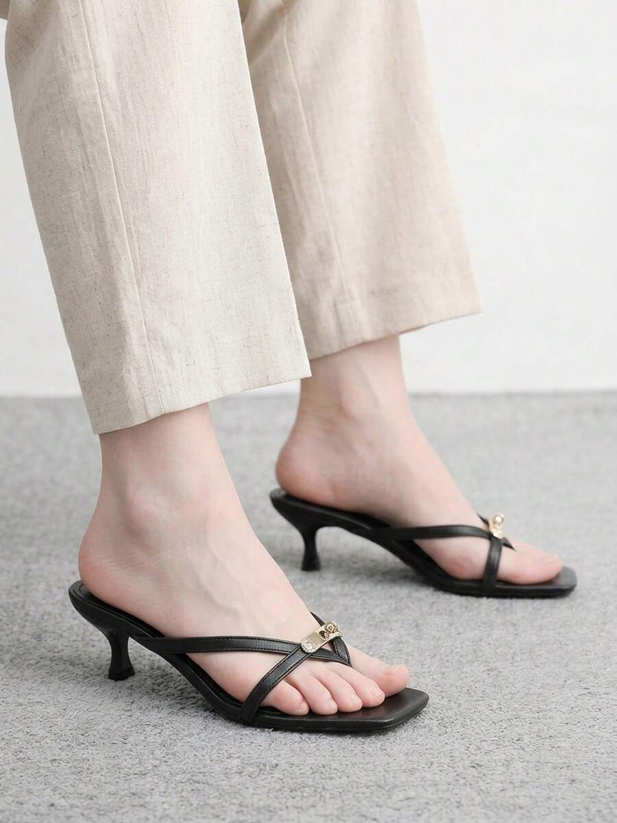 CUCCOO BIZCHIC 女款春夏新款黑色細條金屬扣開頭夾腳中跟涼鞋拖鞋,簡約時尚舒適 - 黑色 - 查看 1