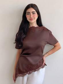 Yasmeen Edit Yasmeen Edit ملابس علوية نسائية للتنقل بكتف مجعد مع رقعة دانتيل، توب صيفي بني - بني - مشاهدة 4