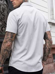 Manfinity CasualCool 男士休閒口袋單排扣短袖襯衫，適合日常通勤 - 彩色 - 查看 2