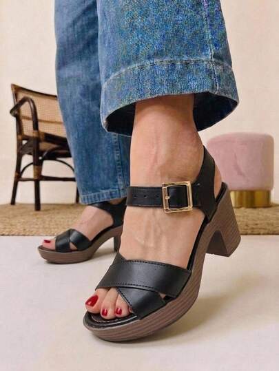 Sandalias de tacón elegantes para mujer, color marrón, con tira en el tobillo y detalle de hebilla. Cómodas sandalias de plataforma con tacón y tiras cruzadas en color marrón.