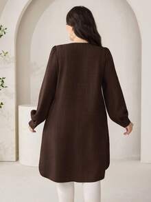 Veilorie 大尺碼女款花卉刺繡圓領長袖單排扣長版襯衫 - 咖啡棕 - 查看 2