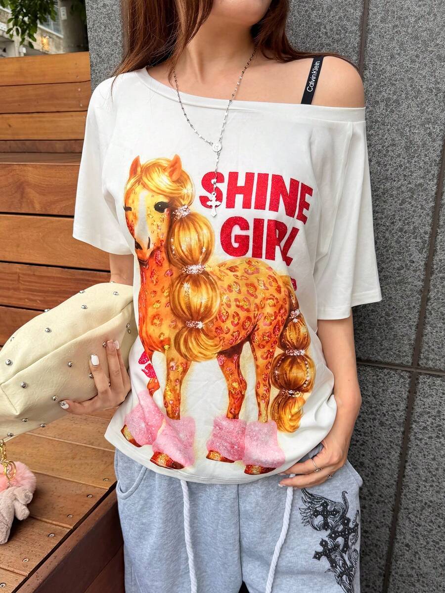 K-Vae Camiseta de mujer estilo dulce y fresco con estampado de leopardo y gráfico de poni, hombro asimétrico, manga corta holgada, top casual versátil y estilizante - Blanco - Ver 1