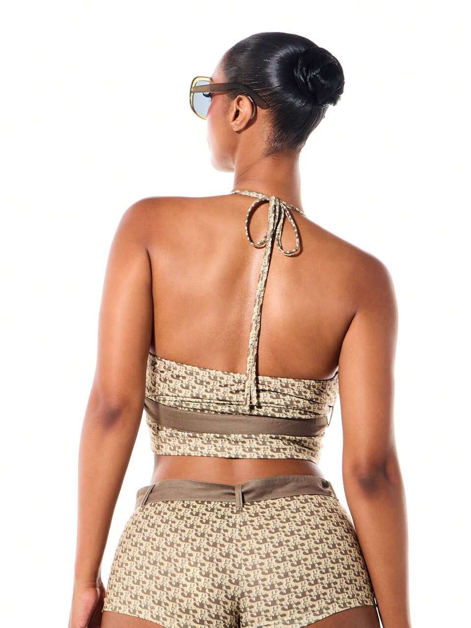 SUMWON WOMEN Débardeur à col licou avec imprimé monogramme, détail de ceinture, col V profond et graphique de numéro, style festival
