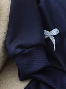 2件套，藍白細條紋海軍風V領衛衣配白色蝴蝶結裝飾，搭配鬆緊腰寬腿褲。寬鬆落肩版型，休閒舒適，修身垂墜褲裝遮腿顯直，清新青春且不失優雅，適合校園、街頭與約會，打造學院風造型 - 寶藍色 - 查看 4