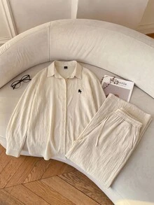 SHEIN EZwear 杏色編織騎士刺繡長袖單排扣襯衫與長褲休閒套裝 - 杏色 - 查看 5