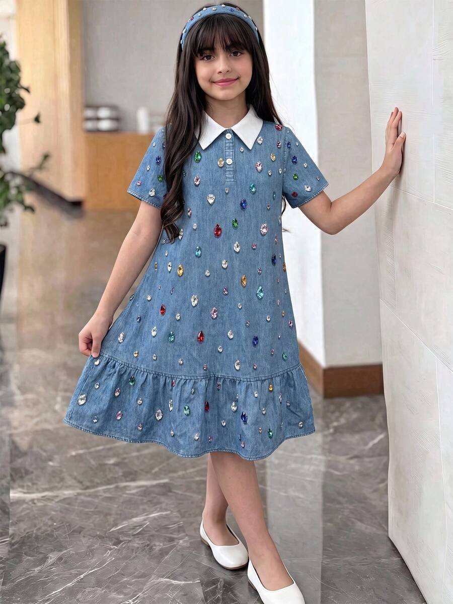 SHEIN 兒童青少年女孩休閒配色 Polo 領修身寬鬆半 A 字洋裝,荷葉邊飾邊牛仔風印花藍色返校季穿搭洋裝 - 藍色 - 查看 1