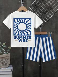1 Conjunto de ropa de verano popular para niños, con logotipo pequeño en la parte delantera y estampado de sol en la parte trasera, combinado con pantalones cortos a rayas refrescantes. El esquema de colores azul y blanco enérgico aporta vibraciones de vacaciones, adecuado para la playa, salidas, reuniones, ideal para fotos, fácil de combinar y versátil. - Multicolor - Ver 2
