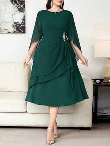 SHEIN Clasi Vestido elegante de talla grande para mujer con decoración de strass en la cintura, cuello redondo y bajo con volantes - Verde - Ver 7