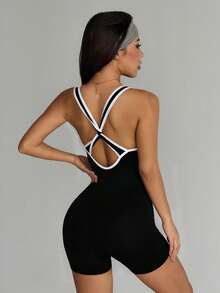 Sirith Jumpsuit Olahraga Wanita Warna Solid Hitam & Putih Kontras Leher Bulat Besar dengan Detail Silang di Belakang - Hitam - View 2