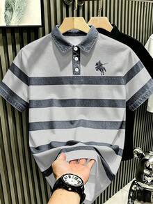 Manfinity Hypemode 復古丹寧風藍白對比條紋 Polo 衫，印有馬標 Logo，藝術感短袖上衣，男女款圖案 T-shirt，夏季休閒日常百搭上衣 - 彩色 - 查看 3